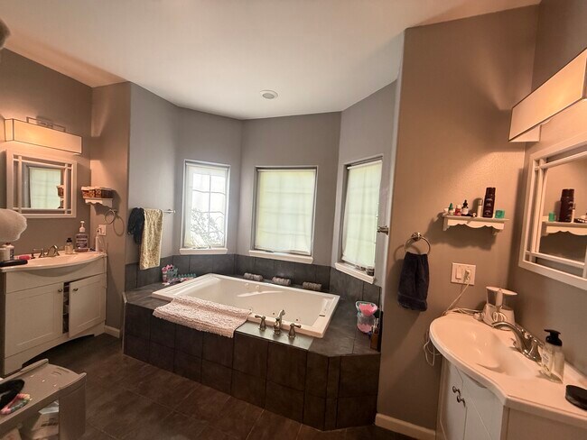 Building Photo - 300 SW Bordeaux Ct