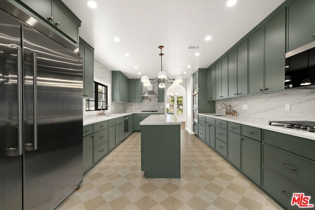 Building Photo - 211 S Formosa Ave