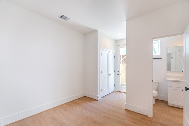 Building Photo - 7605 Victory Dr