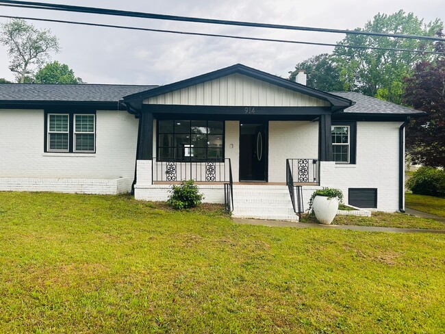Building Photo - 5/3 Home Available Now!