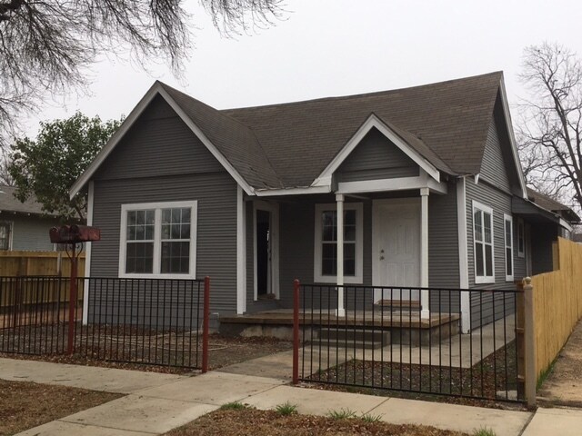 Front view - Right unit - 1131 W Lynwood Ave