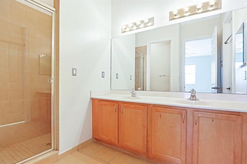 Building Photo - 880 Millbrae Ct