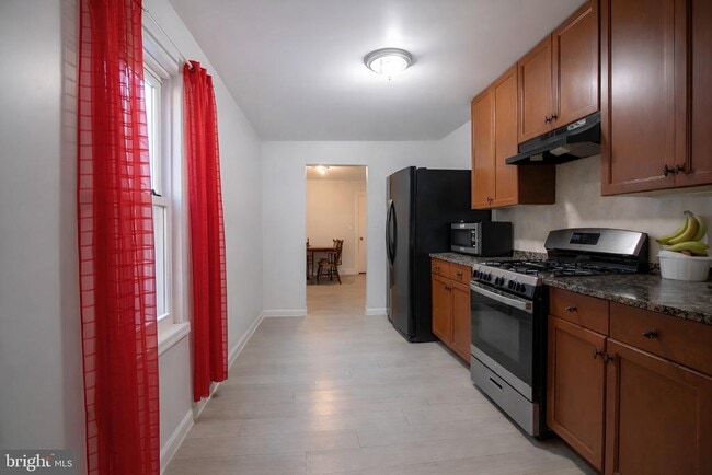 Building Photo - 203 3rd St