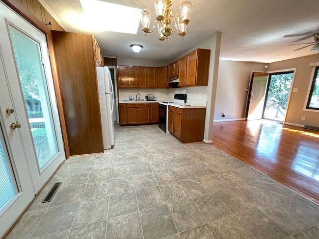 Building Photo - Beautiful 3 bedroom house with wood floors...