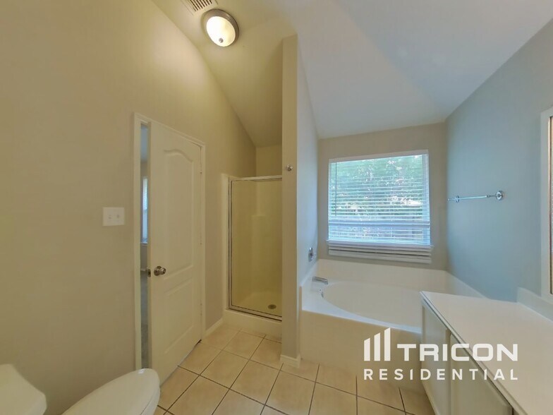 Building Photo - 2544 Taos Dr