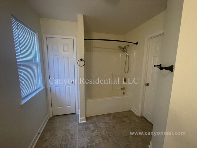 Building Photo - 1604 Cedrow Dr