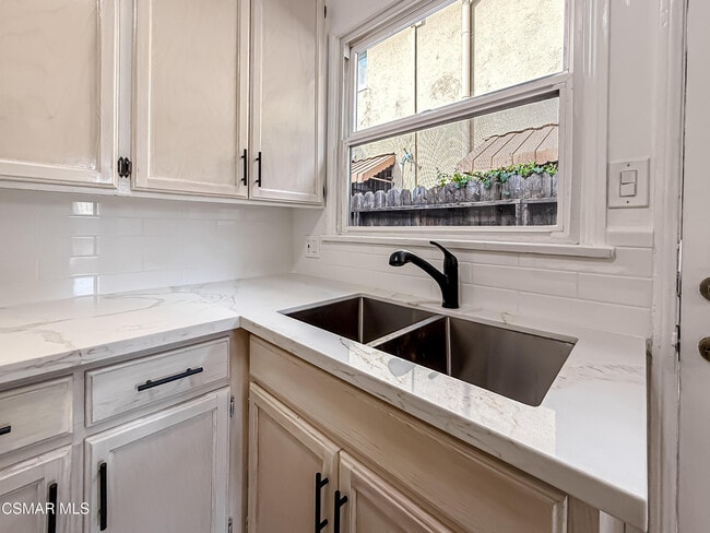 Building Photo - 5027 Cahuenga Blvd