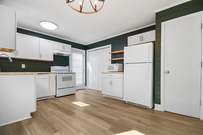 Building Photo - Updated Three Bedroom!