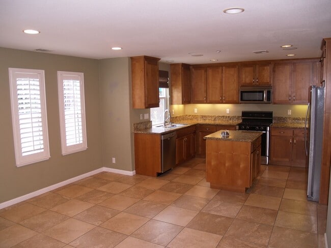 Building Photo - Beautiful end-unit Townhouse 3 bedrooms/2....