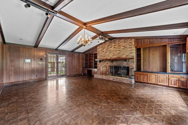 Building Photo - 221 Magnolia Ln