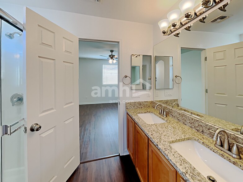 Building Photo - 138 E Calle Del Rondador