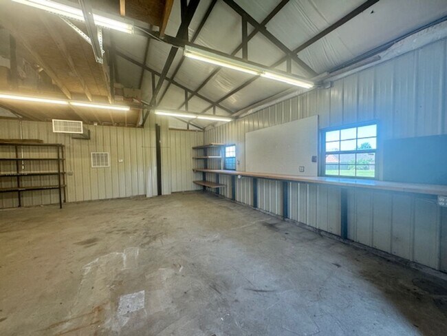 Building Photo - Large 3 bed, 2.5 bath with 30x30 shop