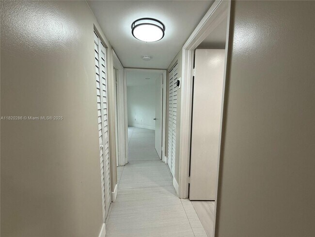 Building Photo - 9405 Fontainebleau Blvd