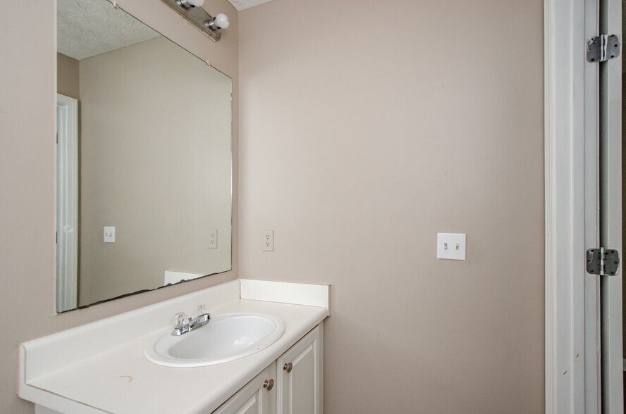 Building Photo - 10104 Fairington Ridge Cir