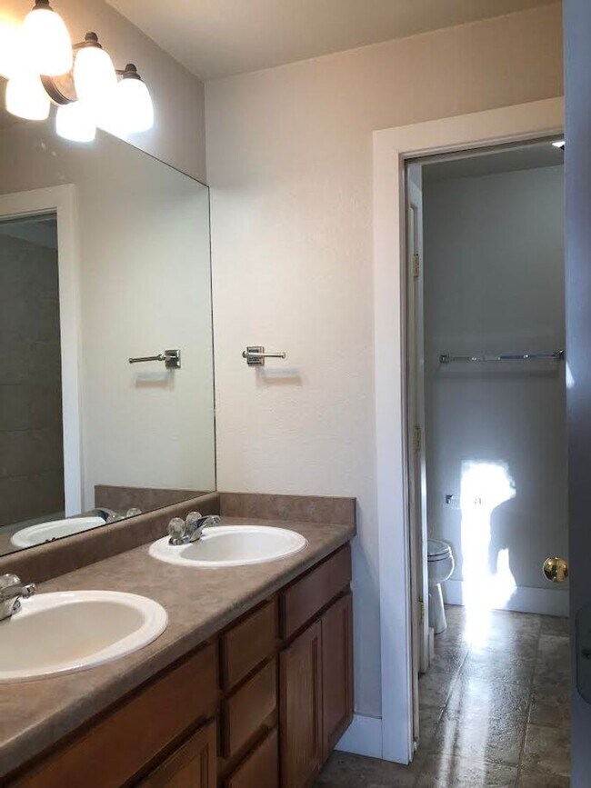 Building Photo - Charming 2br 1.5ba Two Level Condo in District 12 with Fenced Yard