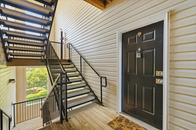 Building Photo - Elegant two bedroom and two bath Condo Living in the Heart of Potomac Falls