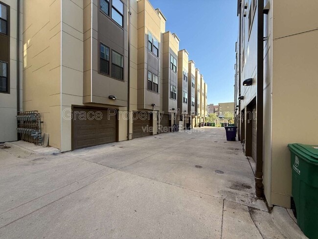Building Photo - 2200 Tremont Pl
