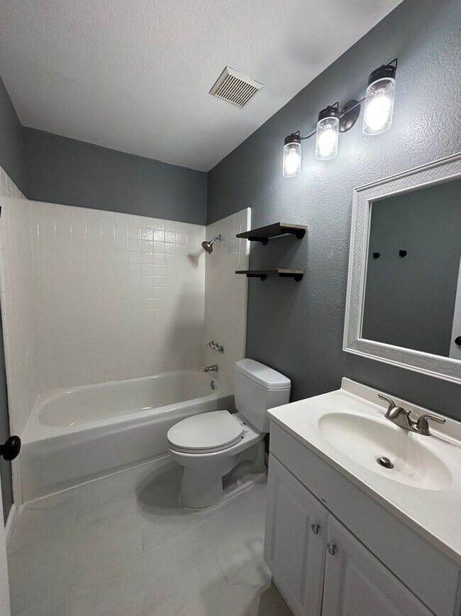 Building Photo - Charming 3 Bed, 2 Bath Home with 2-Car Garage – Rent Ready!