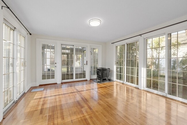 Building Photo - 14 Bacon St