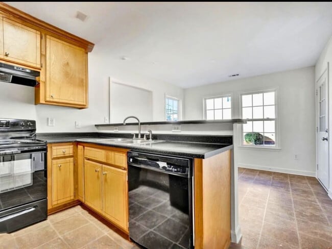 Building Photo - 305 S Calhoun St