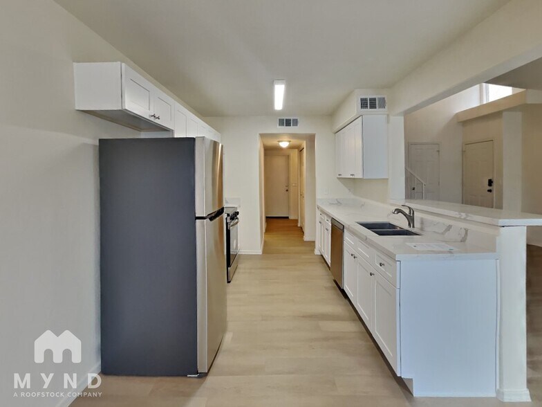 Building Photo - 5945 E Nance St