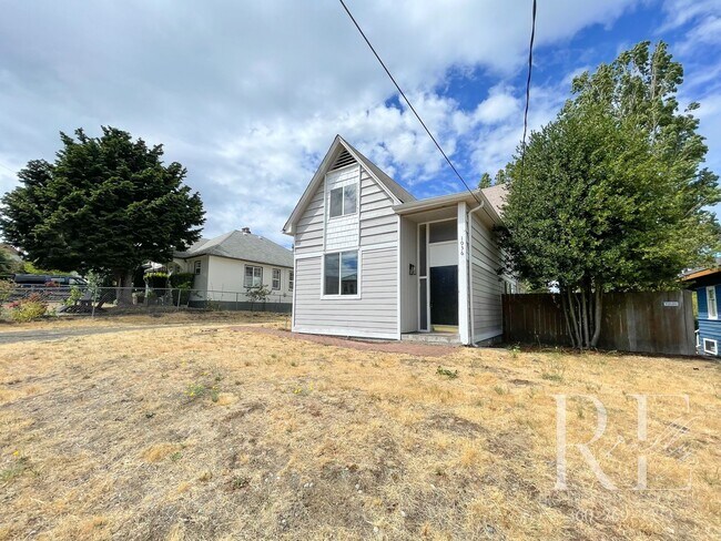 Building Photo - 3BR Bremerton Home with Vintage Charm & Mo...