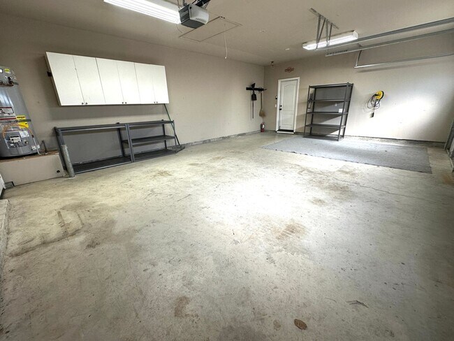 Building Photo - Gorgeous 4 Bedroom with Backyard Oasis wit...