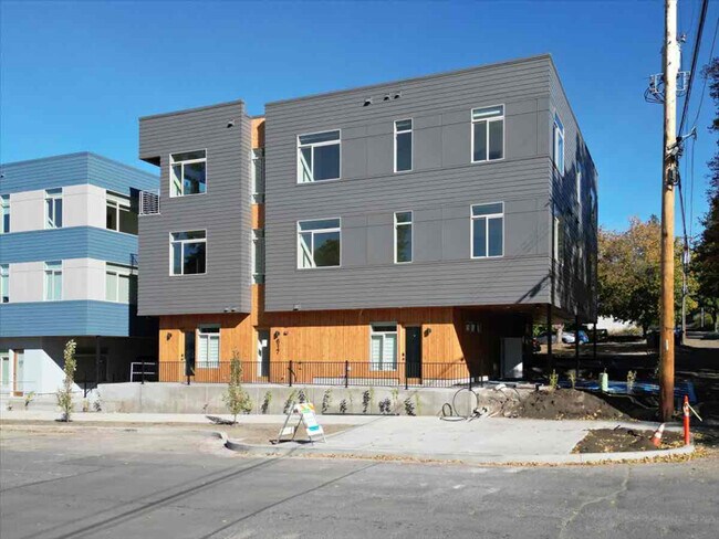 Building Photo - 617 S Adams St