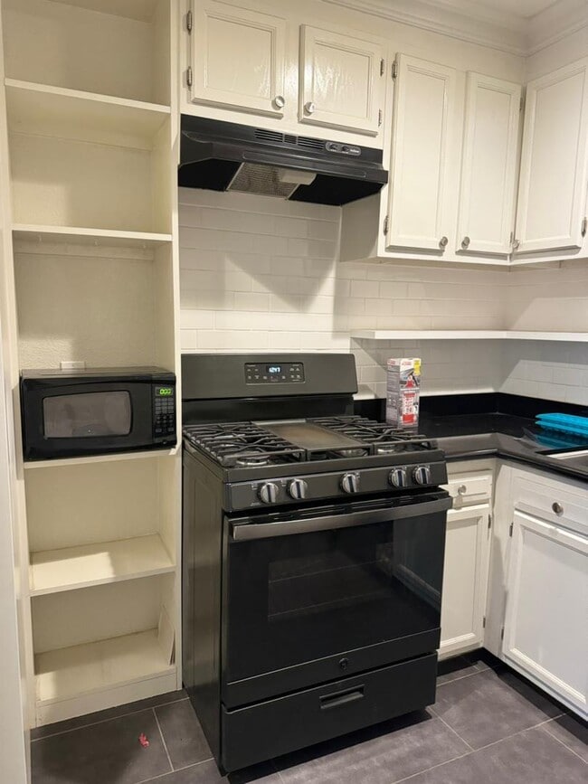 Building Photo - 813 N Center Ave