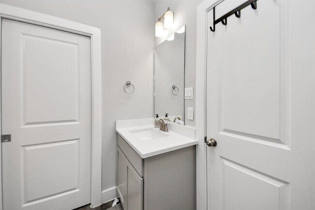 Building Photo - 1743 Cove Cres Ct
