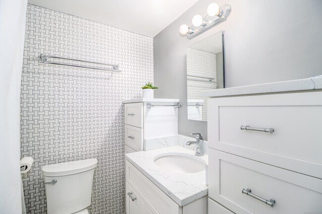 Building Photo - 5 Birch Ln