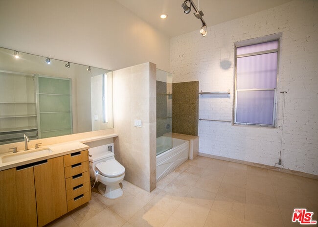 Building Photo - 8 Brooks Ave