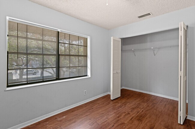 Building Photo - 408 N Cypress Dr