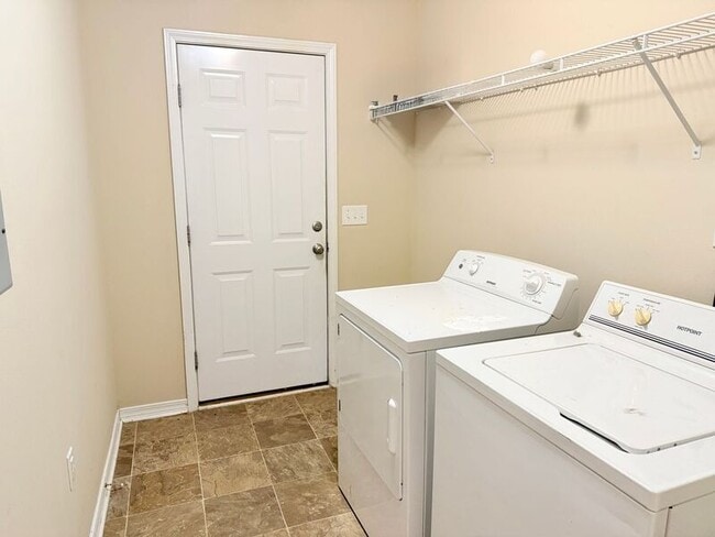 Building Photo - 5994 Autumn Pines Cir