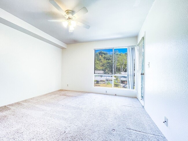 Building Photo - Gardens at Launani! Pet Friendly with A/C!