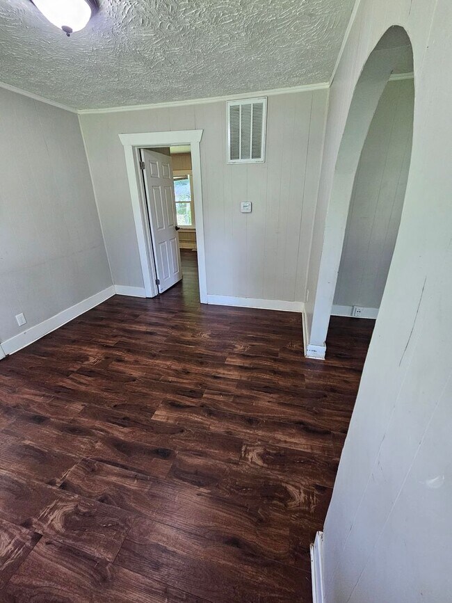 Building Photo - 2 bedroom | 1 Bathroom Home | Pets Welcome!