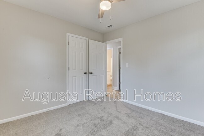 Building Photo - 3416 Kensington Dr N