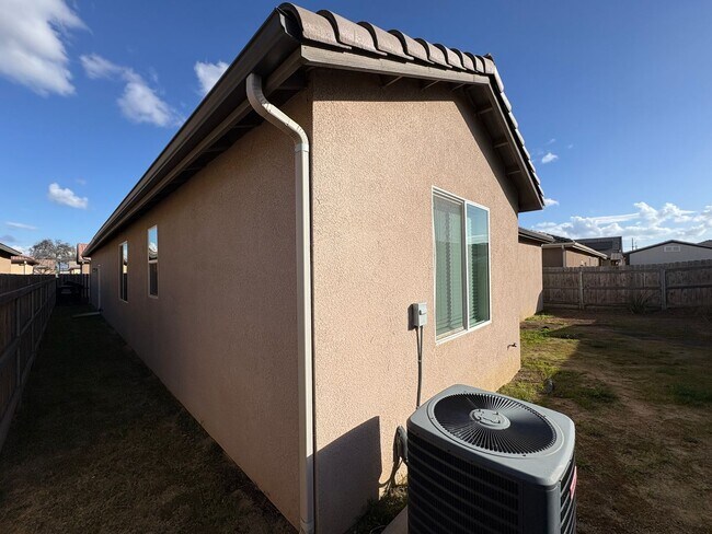 Building Photo - Beautiful home in a gated community Rent Ready!