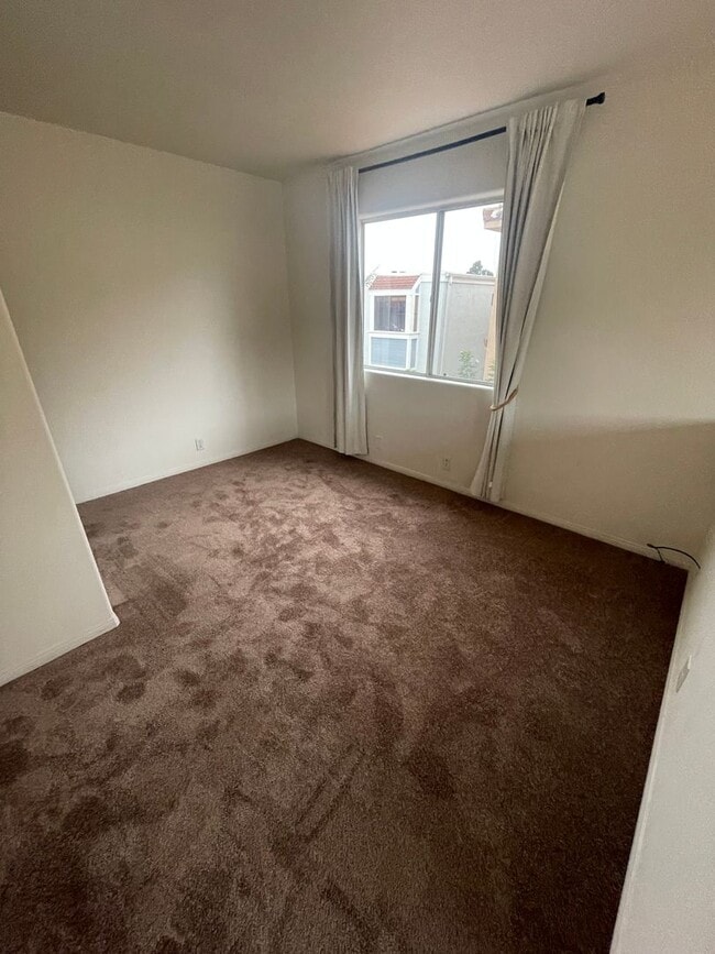 Building Photo - Point Loma 3 Bedroom 2 1/2 Bath Loft Style Townhome