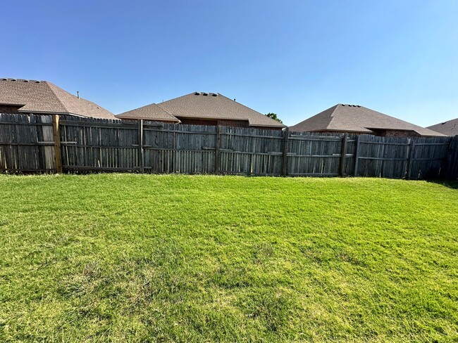 Building Photo - 4 Bed 2 bath Edmond