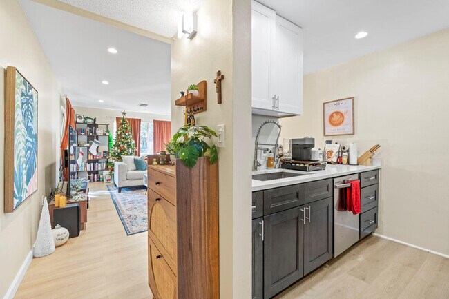 Building Photo - 830 SW 9th St Cir