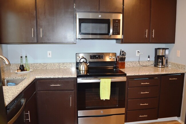 Building Photo - Updated Two Bedroom Condo with Views of th...