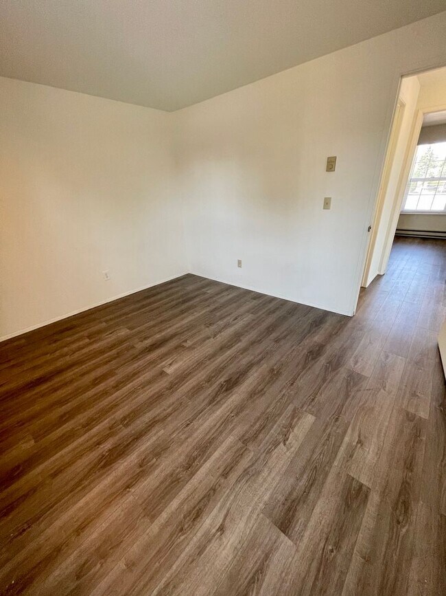 Building Photo - Adorable Top Unit Located in Ferndale