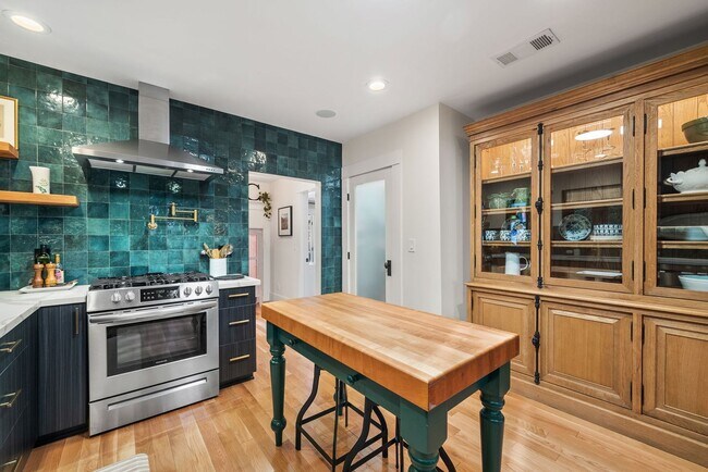 Building Photo - Classic Craftsman in University Heights