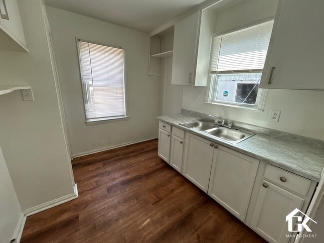 Building Photo - 3 Bed 1 Bath Eastside Home Available - Near St John Moross!