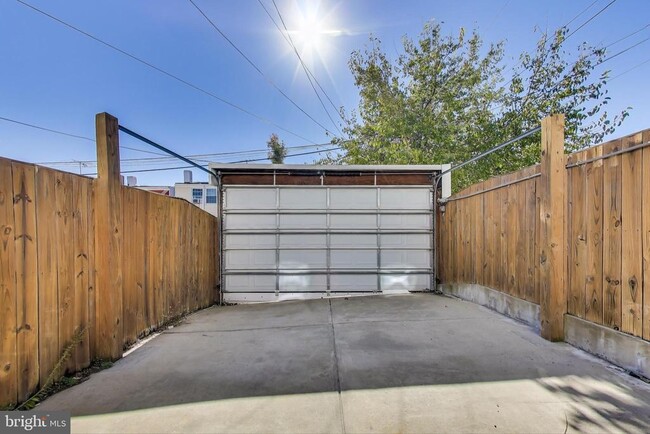 Building Photo - 317 Todd Pl NE