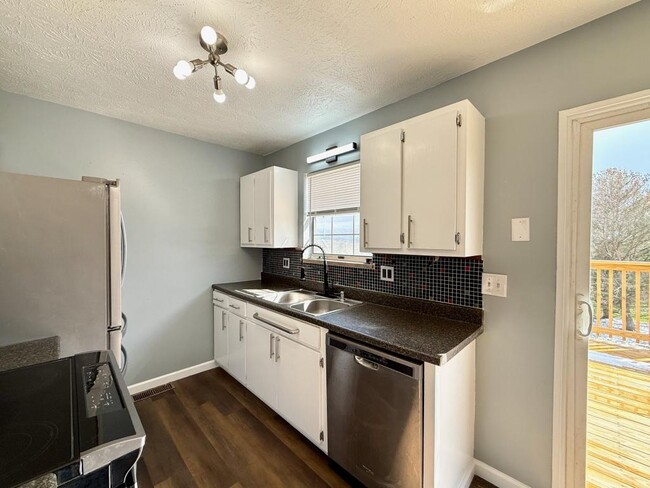 Building Photo - 275 Stone Dam Rd