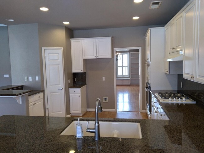 Building Photo - 553 W Fallbrook Ave