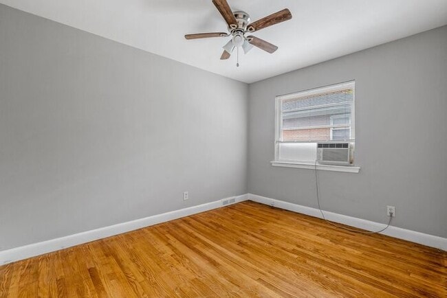 Building Photo - Adorable Duplex in the UNCG Area, Hardwood...