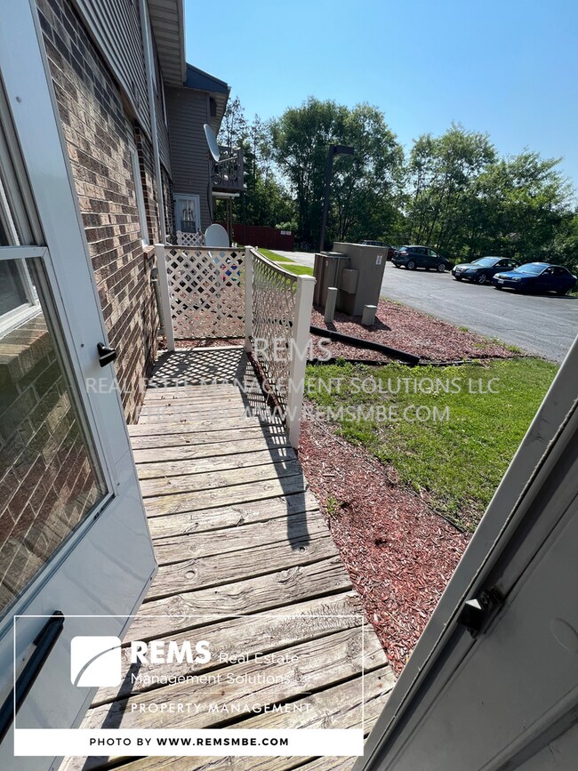 Building Photo - 554 E Slifer St